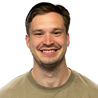Portræt af Simon Kraglund, journalist og tekstforfatter hos H.W. Larsen